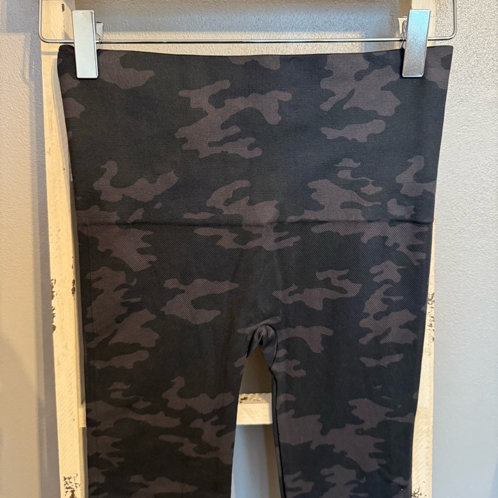 NWT SPANX Look At Me Now Black Camo Leggings Size M Women - Picture 6 of 9